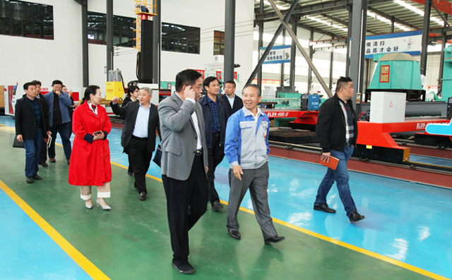 張乃成局長與企業家們參觀布洛爾展廳