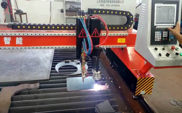 等離子火焰切割機(jī).jpg 等離子火焰切割機(jī)