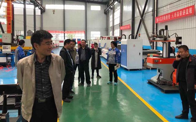 于總一行來公司考察數控金屬切割機 于總一行來公司考察數控金屬切割機