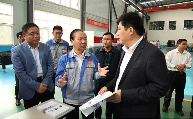 韓偉區長在布洛爾制造車間 韓偉區長在布洛爾制造車間