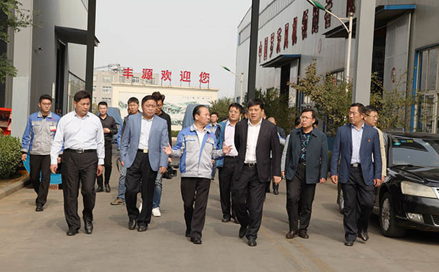 韓偉區長在布洛爾廠區 韓偉區長在布洛爾廠區