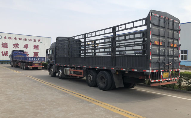 等待裝數控切割機的車輛 等待裝數控切割機的車輛