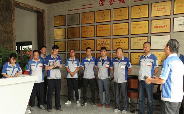 董事長景奉國帶領相關部門責任人進行安全衛生檢查 董事長景奉國帶領相關部門責任人進行安全衛生檢查