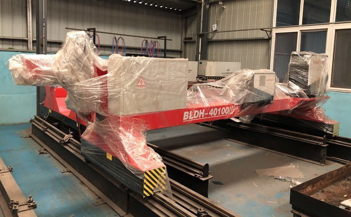 龍門式切割機(jī)進(jìn)行外部包裝，準(zhǔn)備發(fā)貨