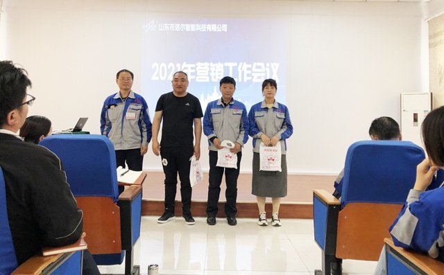 楊建剛總經(jīng)理為銷售精英進行頒獎并合影留念。 楊建剛總經(jīng)理為銷售精英進行頒獎并合影留念。