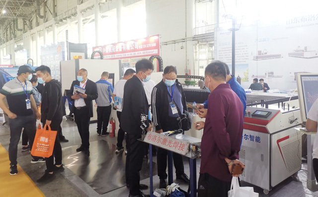 參展觀眾駐足觀看布洛爾激光焊接機 參展觀眾駐足觀看布洛爾激光焊接機