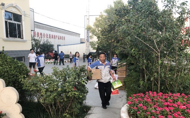 領取到禮品的員工個個笑逐顏開 領取到禮品的員工個個笑逐顏開