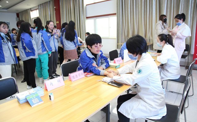 專家為女工進行把脈問診 專家為女工進行把脈問診