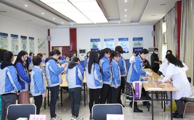 布洛爾女工排隊等待量血壓,測血糖過程中 布洛爾女工排隊等待量血壓,測血糖過程中