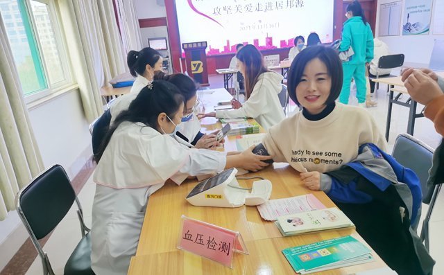 專家團隊在為女工進行血壓檢測 專家團隊在為女工進行血壓檢測