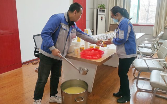 布洛爾公司為女工們準備了豐富營養的早餐 布洛爾公司為女工們準備了豐富營養的早餐