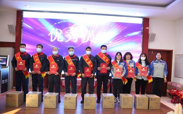 集團財務總監劉清花女士為“優秀員工”頒發榮譽證書以及物品獎勵 集團財務總監劉清花女士為“優秀員工”頒發榮譽證書以及物品獎勵