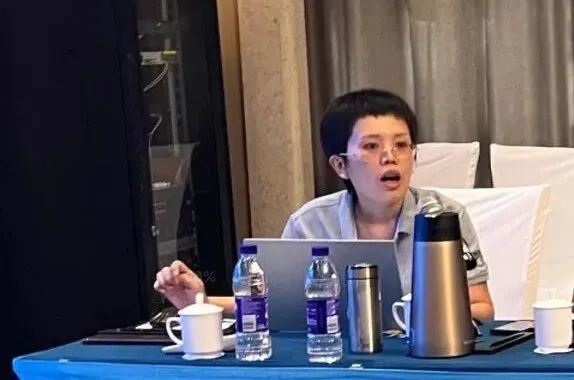 李主任進行前三季度銷售數據匯報 李主任進行前三季度銷售數據匯報